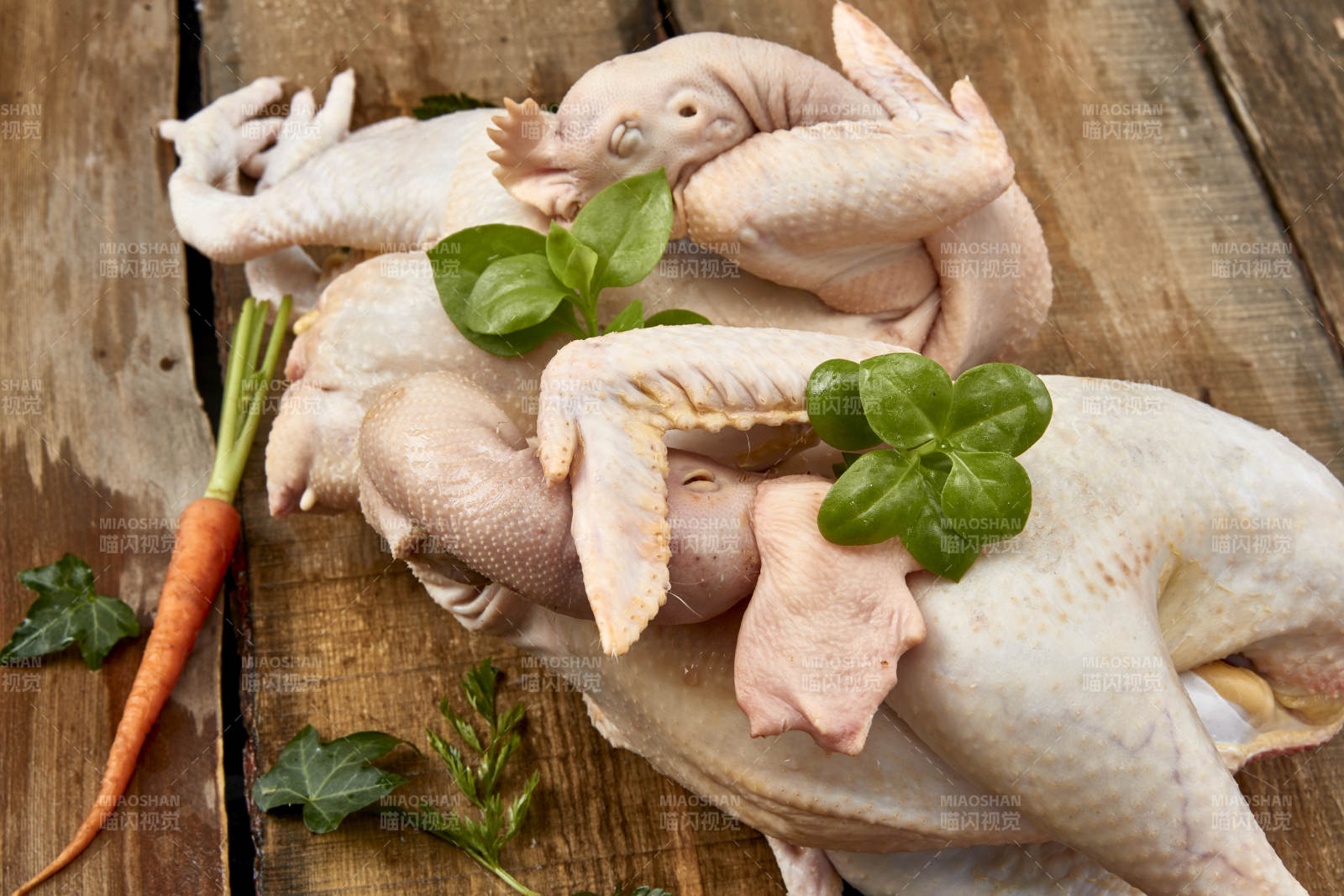 摆放在白色背景上的生鲜鸡肉整鸡