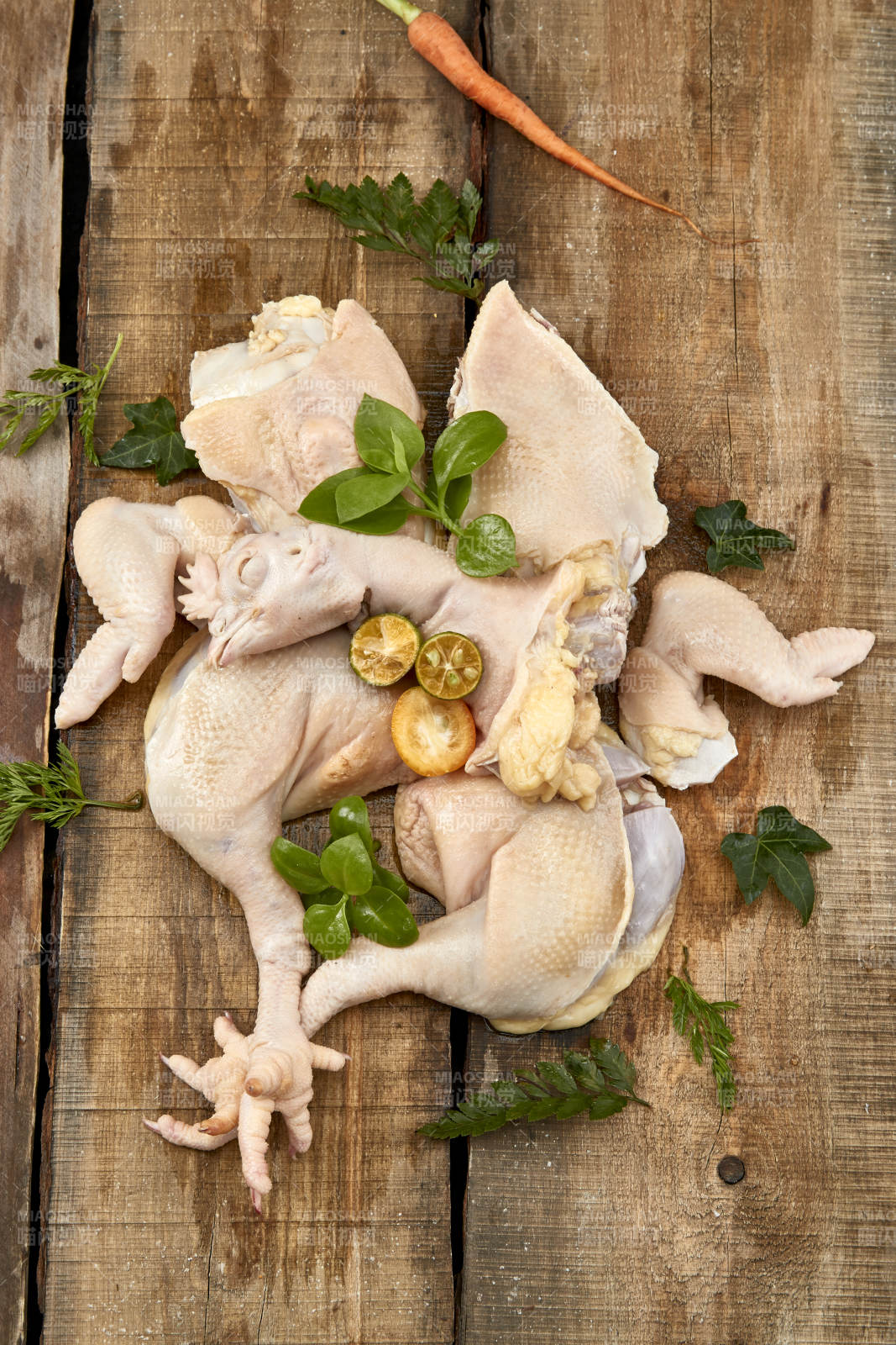 摆放在木板上的分切好的生鲜鸡肉