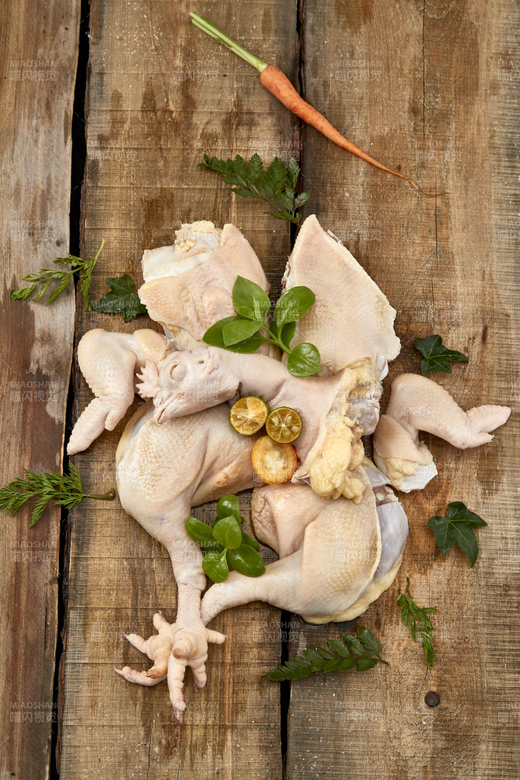 摆放在木板上的分切好的生鲜鸡肉