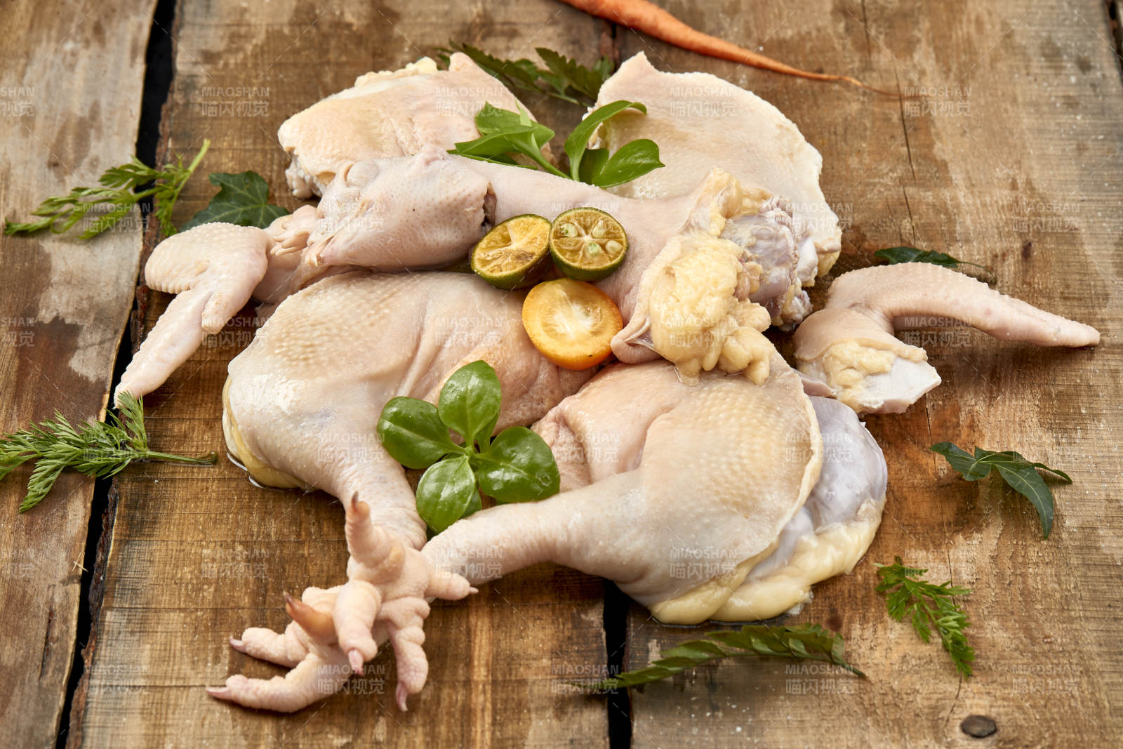 摆放在木板上的分切好的生鲜鸡肉