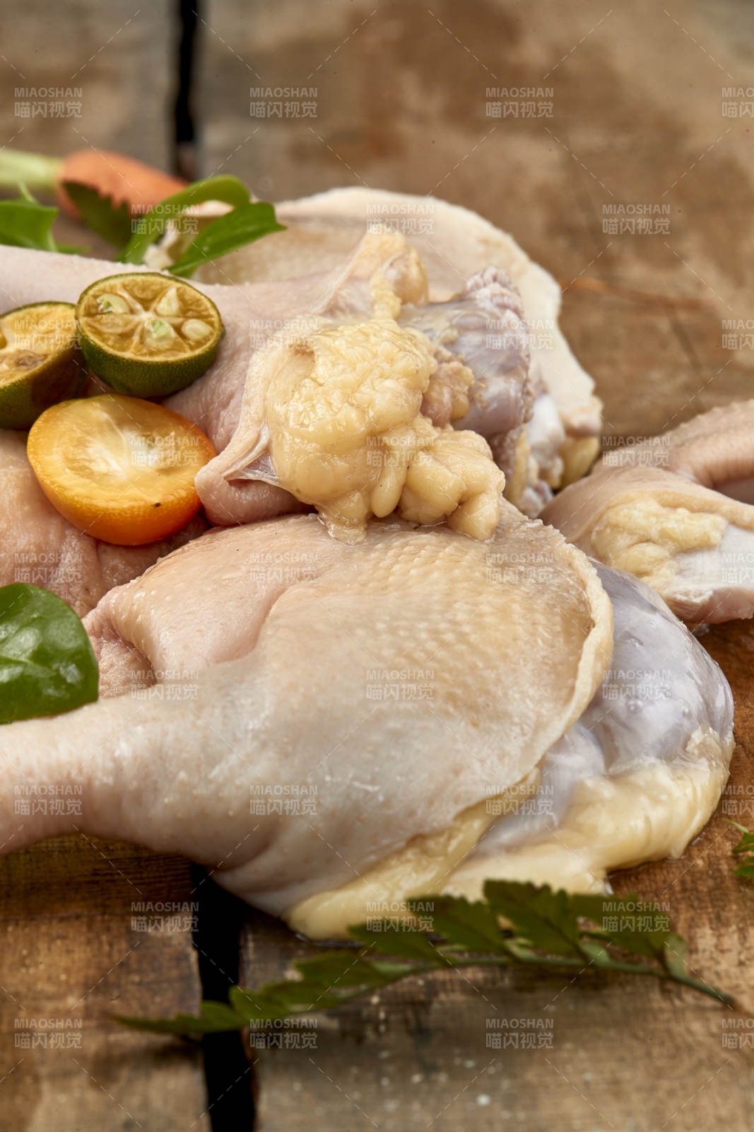 摆放在木板上的分切好的生鲜鸡肉