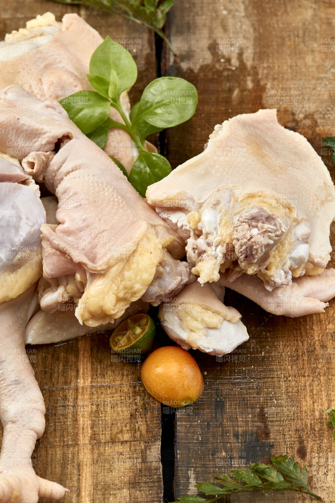 摆放在木板上的分切好的生鲜鸡肉