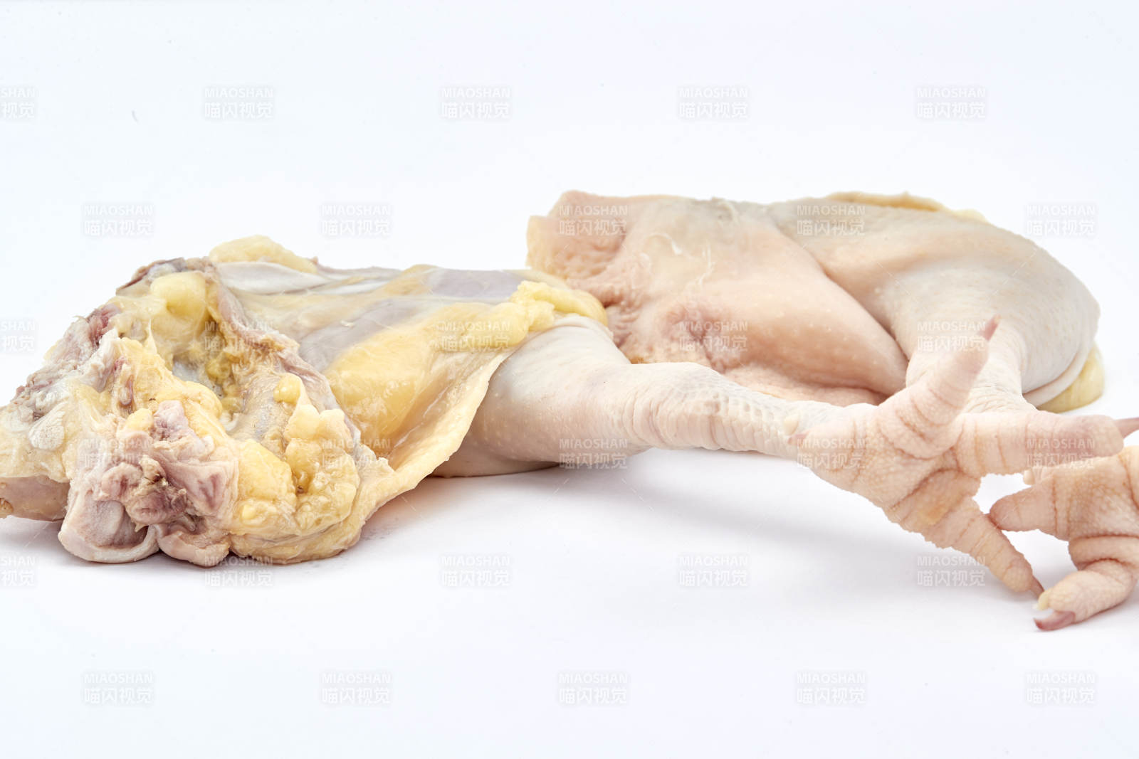 摆放在白色背景上分切好的生鲜鸡腿