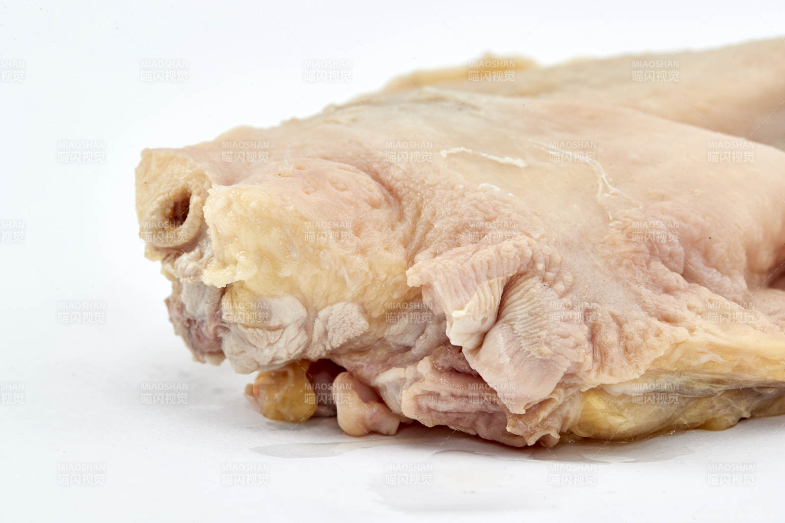 摆放在白色背景上分切好的生鲜鸡腿
