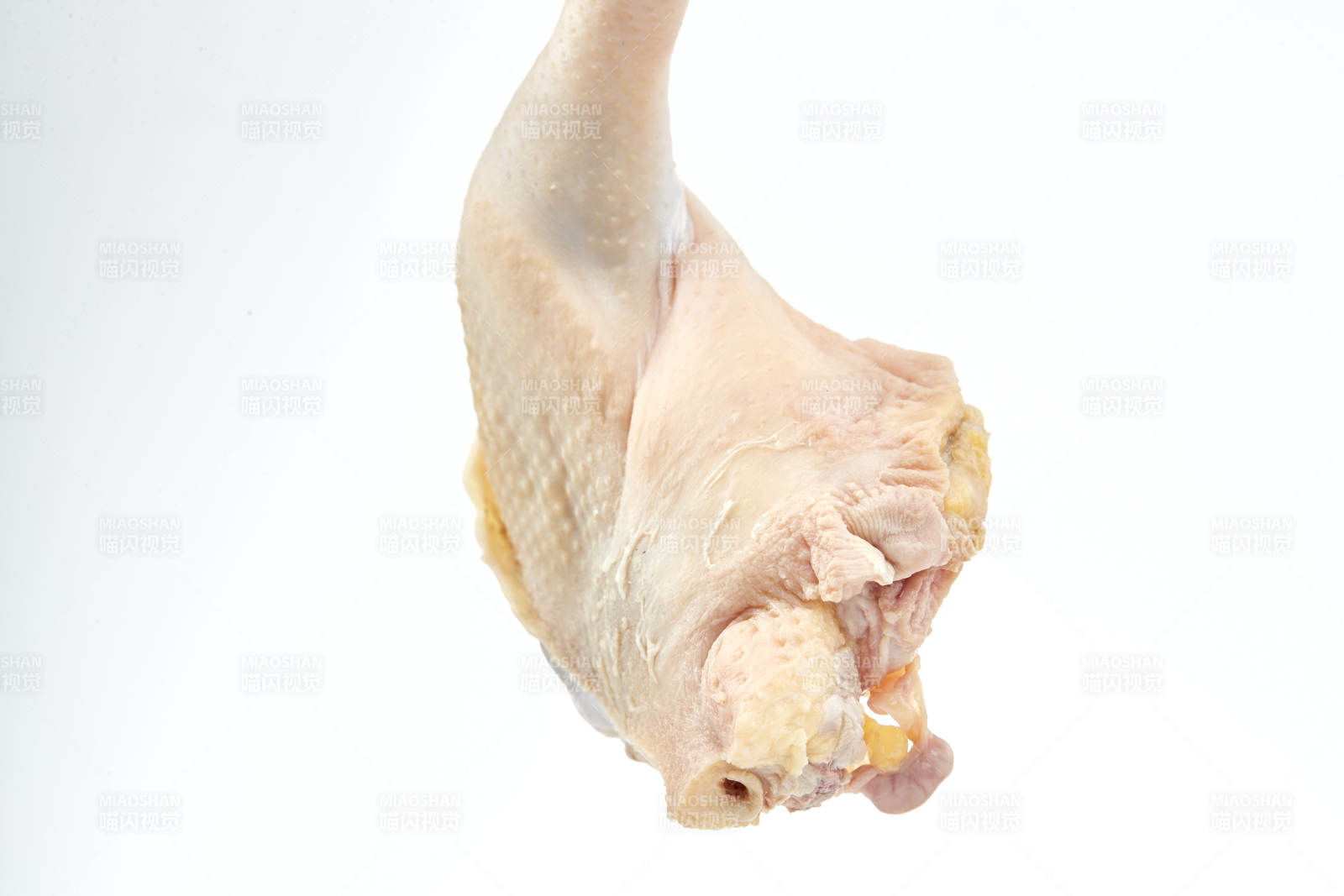 擺放在白色背景上分切好的生鮮雞腿