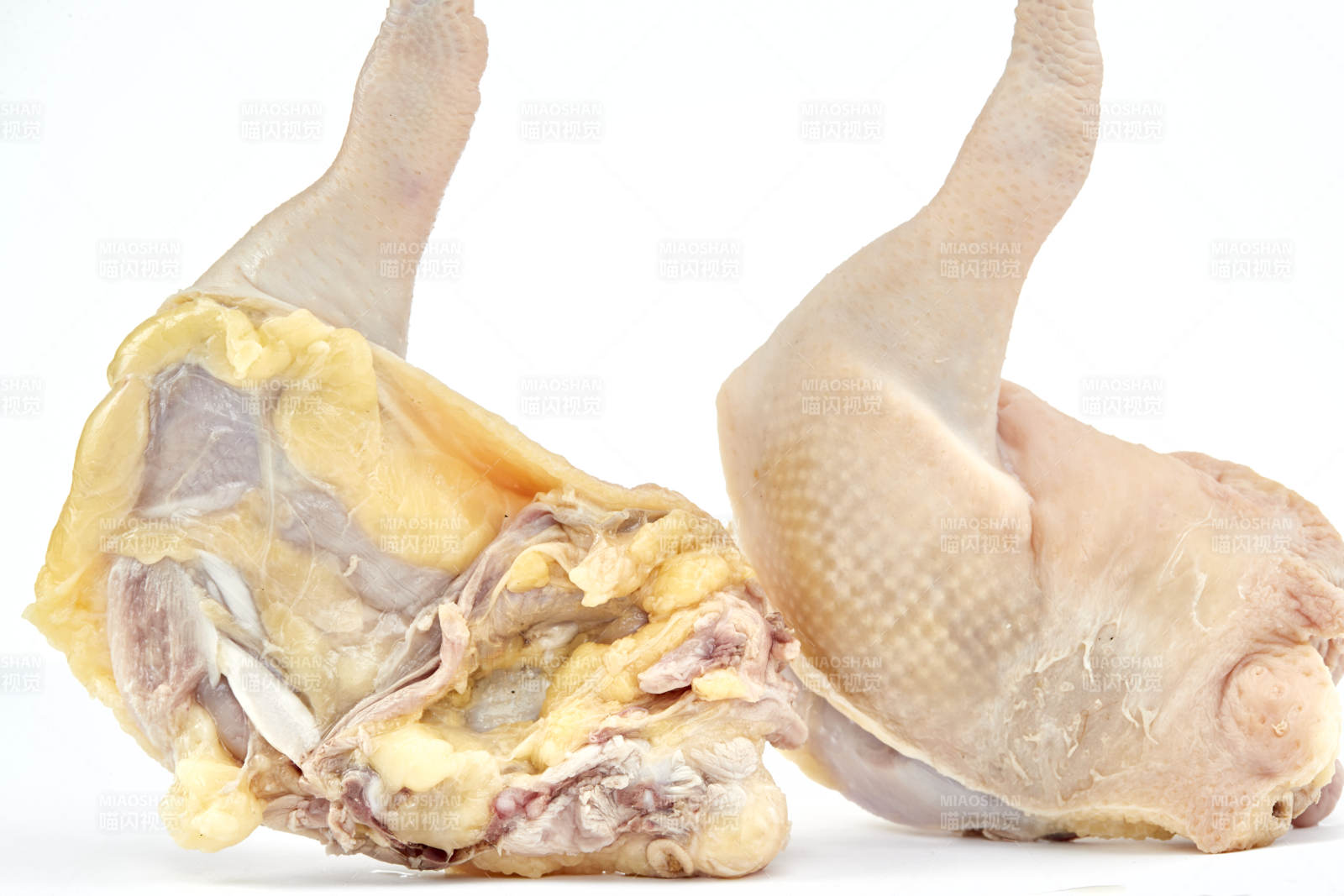 擺放在白色背景上分切好的生鮮雞腿