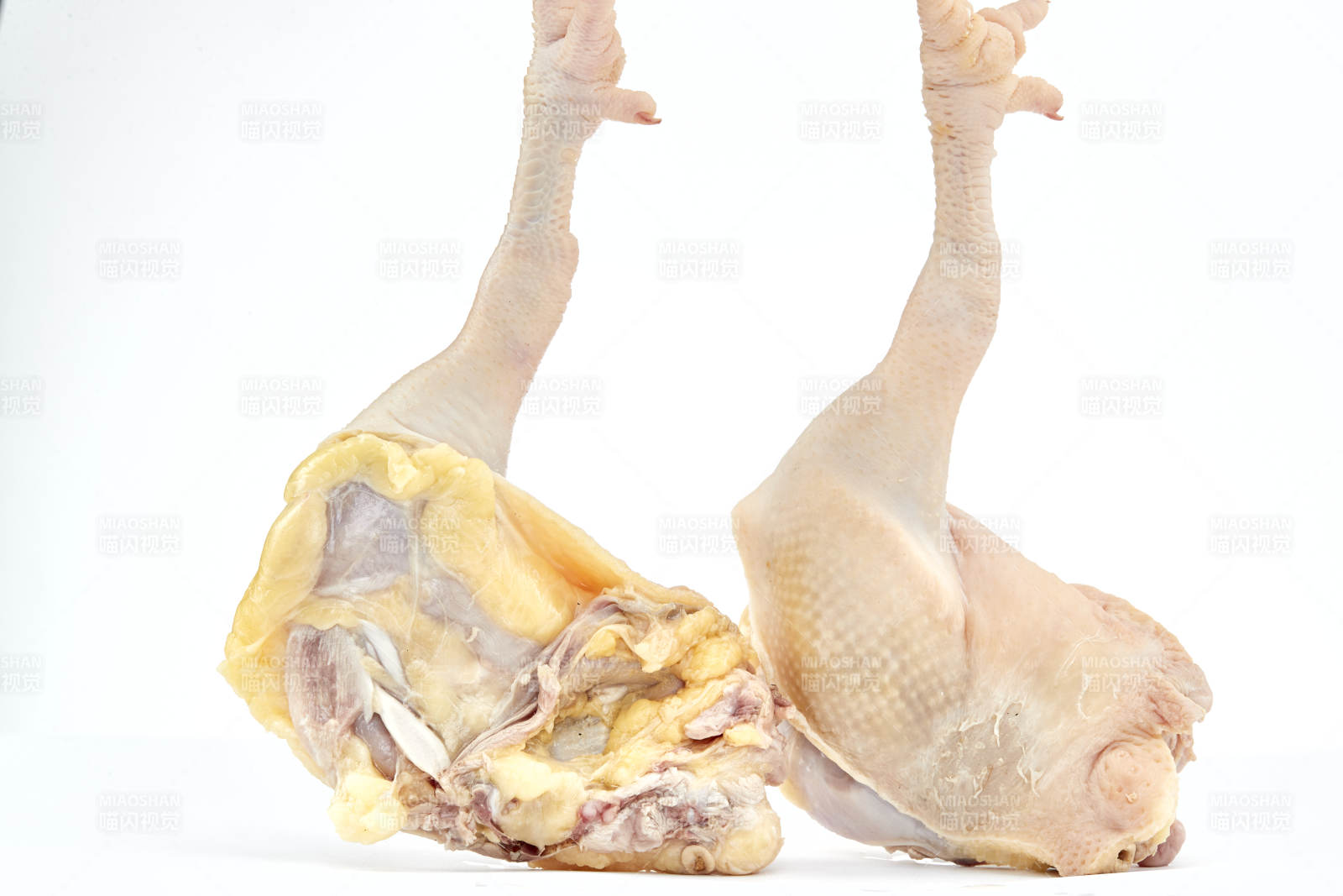 擺放在白色背景上分切好的生鮮雞腿