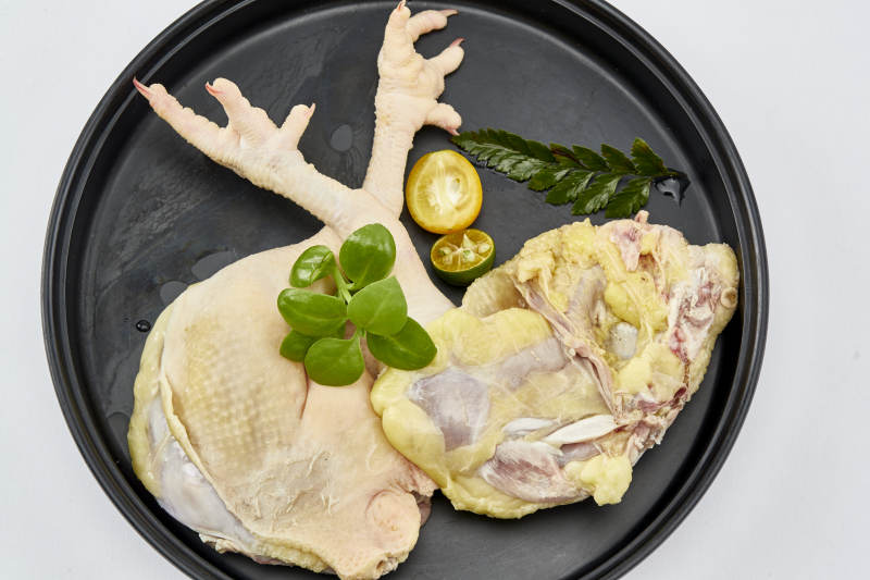 摆放在白色背景上分切好的生鲜鸡腿