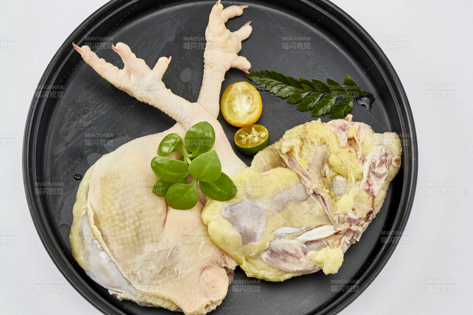 擺放在白色背景上分切好的生鮮雞腿