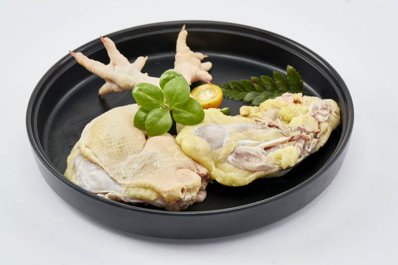 摆放在白色背景上分切好的生鲜鸡腿