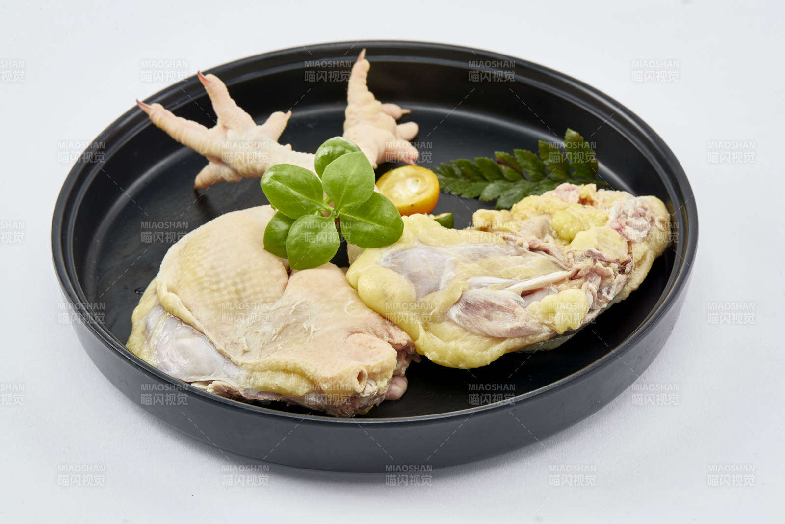 擺放在白色背景上分切好的生鮮雞腿