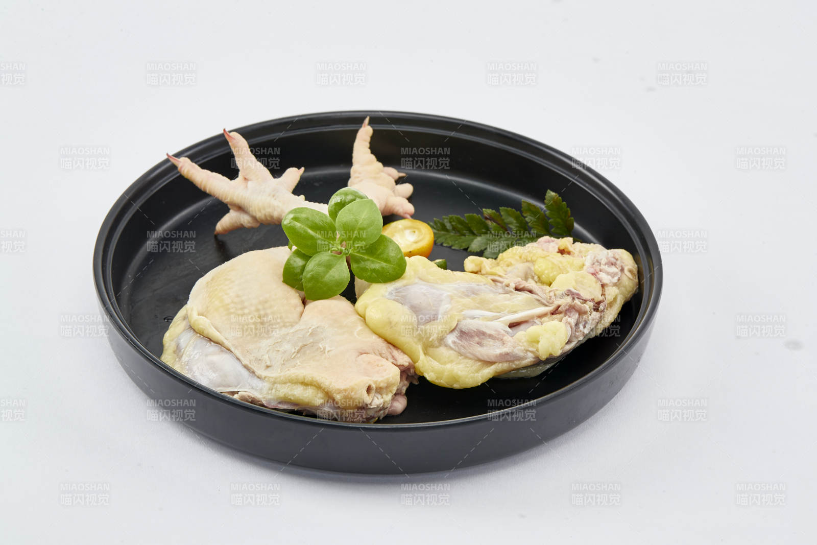 擺放在白色背景上分切好的生鮮雞腿