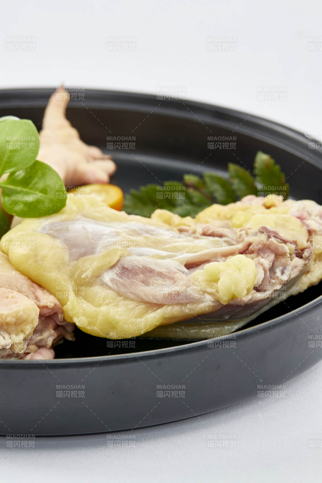 擺放在白色背景上分切好的生鮮雞腿