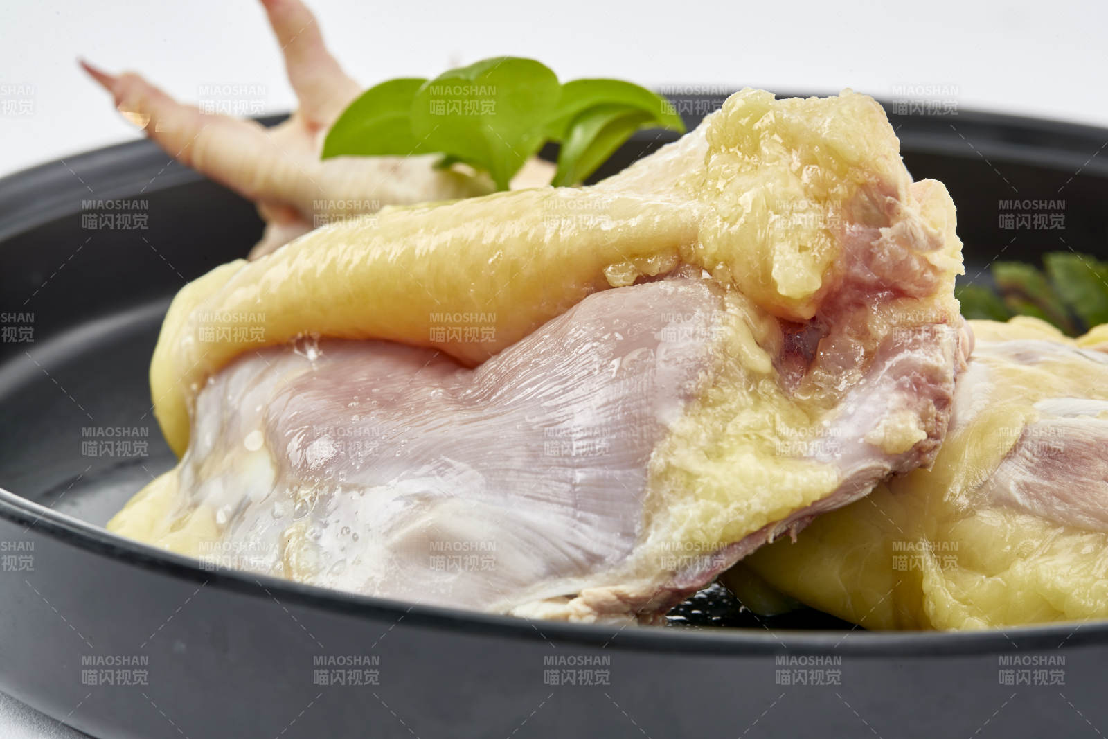 擺放在白色背景上分切好的生鮮雞腿