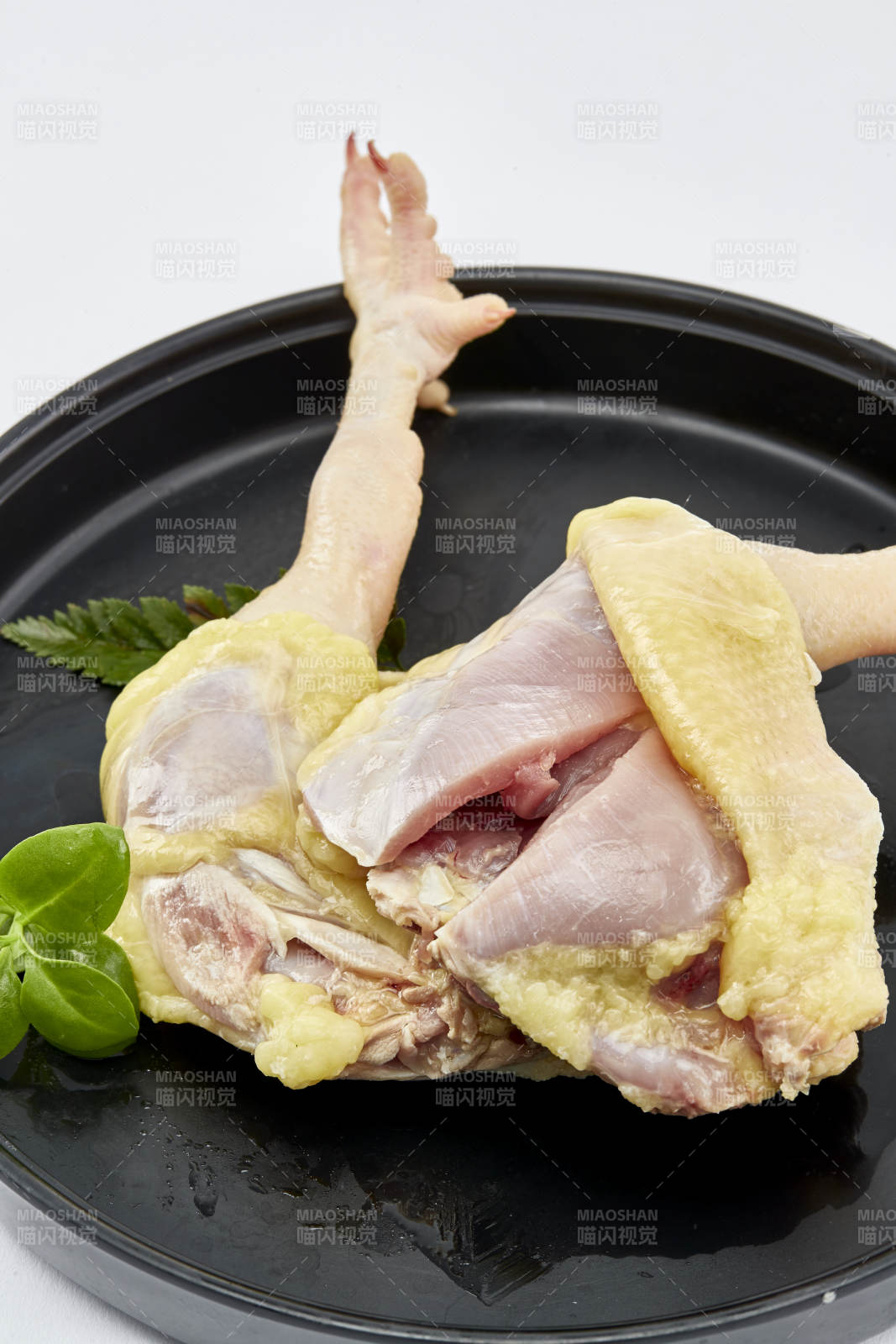 擺放在白色背景上分切好的生鮮雞腿