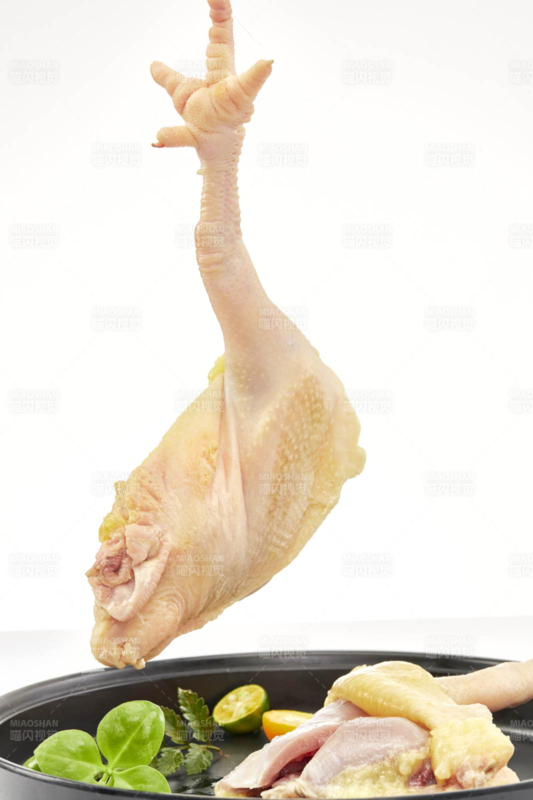 擺放在白色背景上分切好的生鮮雞腿