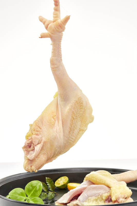 摆放在白色背景上分切好的生鲜鸡腿