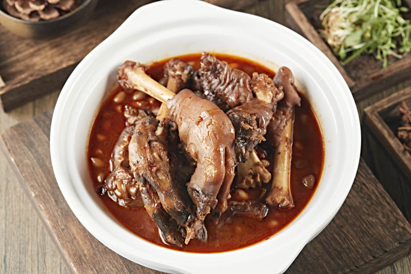 砂鍋紅燜羊蹄