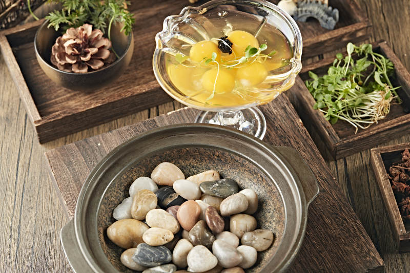 创意美食鸡蛋碰石头