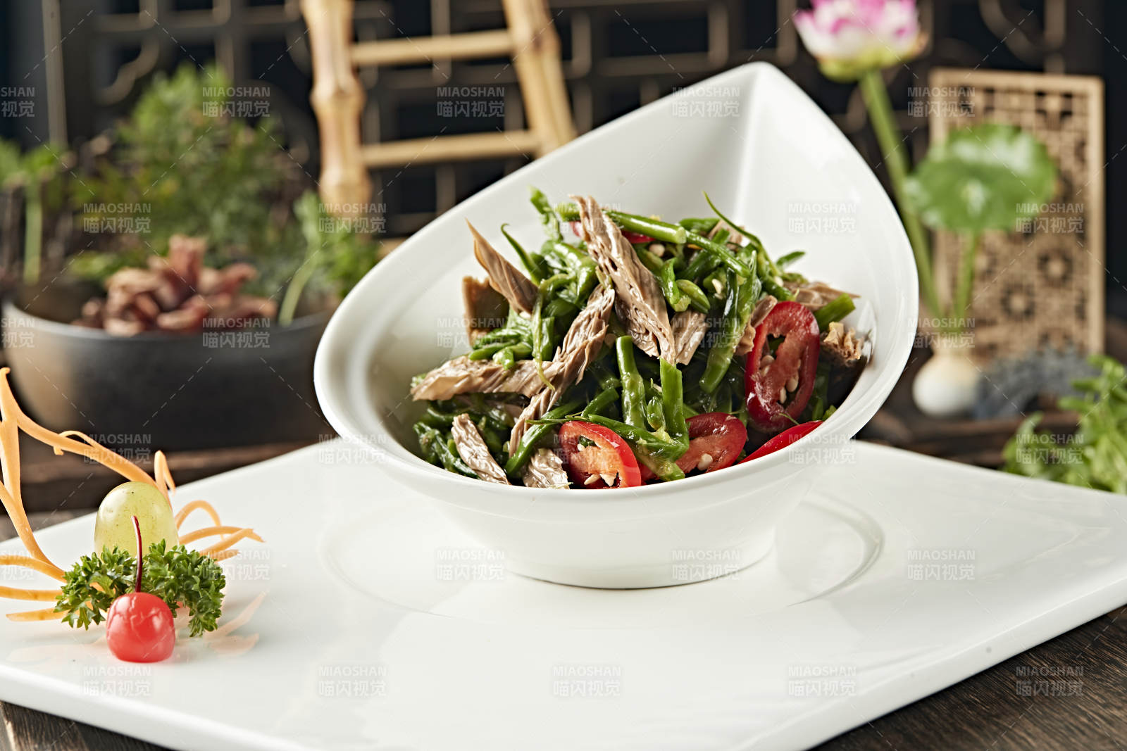 精美涼菜辣椒蕨菜涼拌黑腐竹