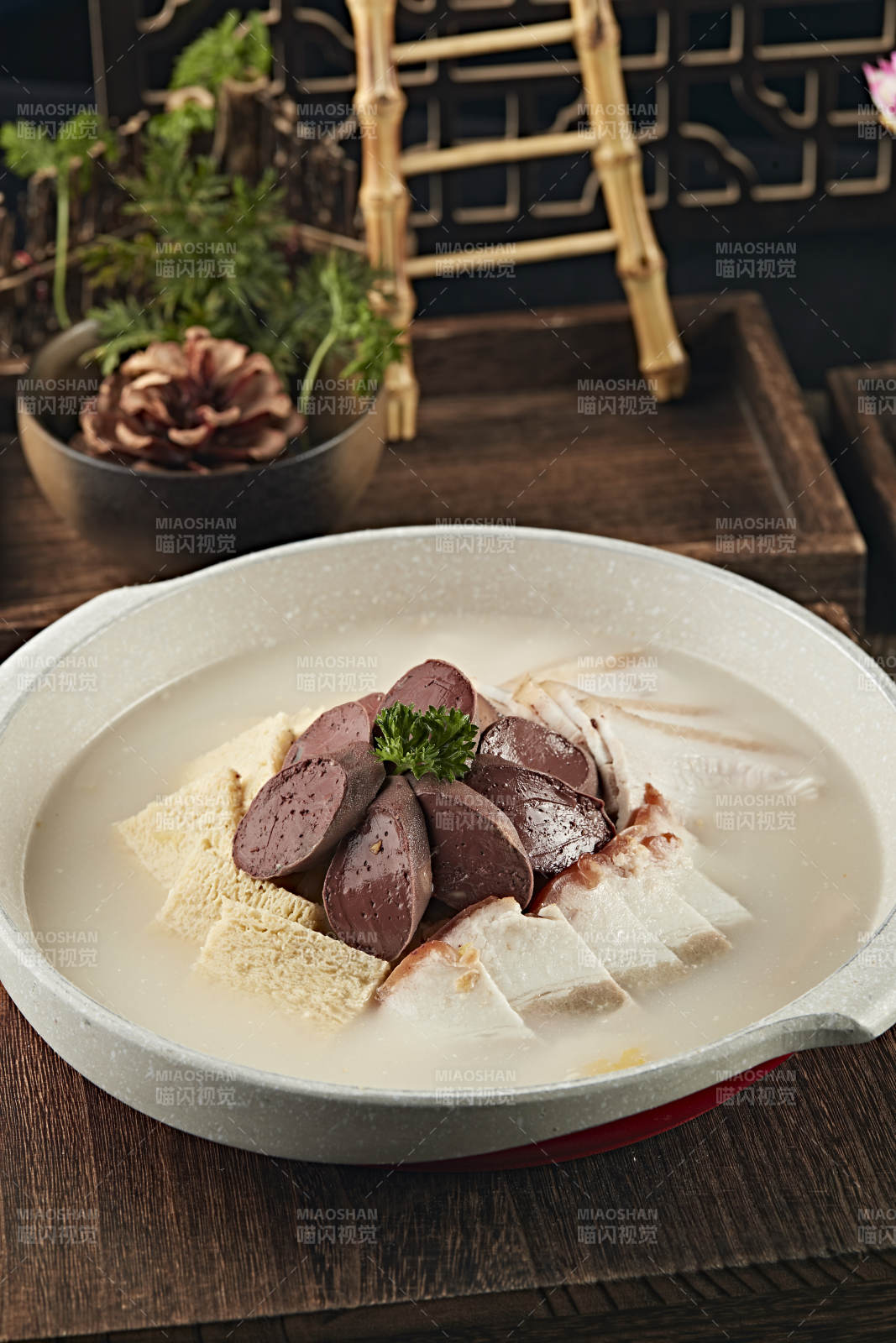 酸菜豆腐白肉煮血肠杀猪菜