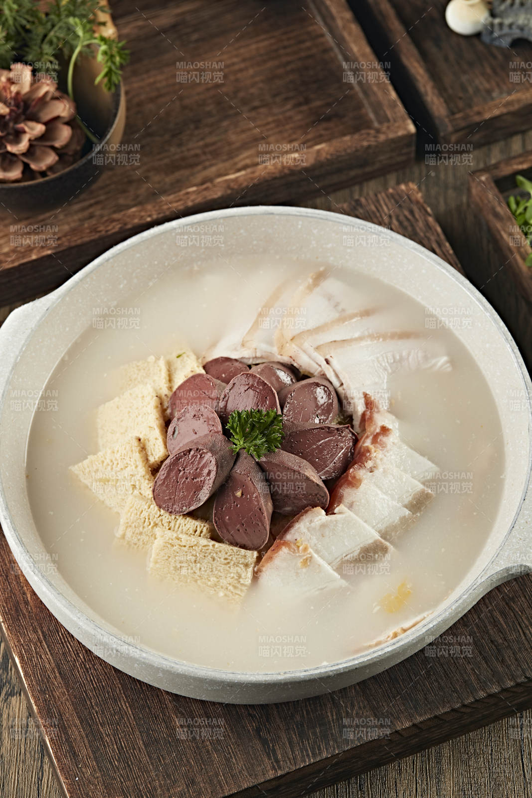 酸菜豆腐白肉煮血腸殺豬菜