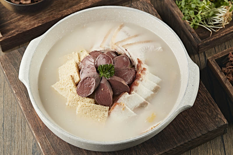 酸菜豆腐白肉煮血肠杀猪菜