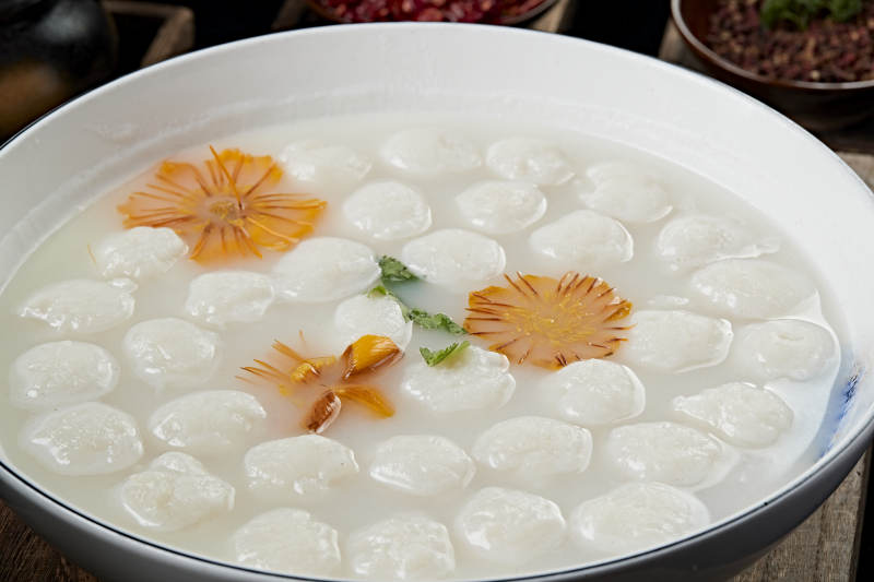 金莲花炖野生草鱼肉丸