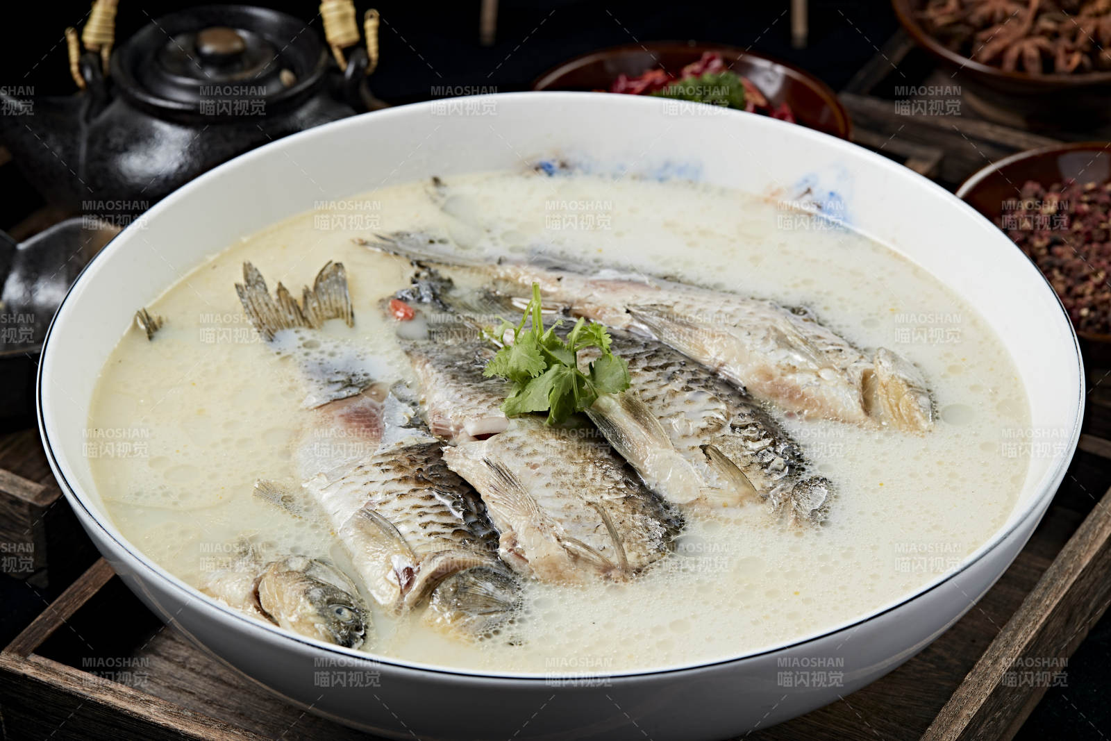 奶湯燉野生高背鯽魚