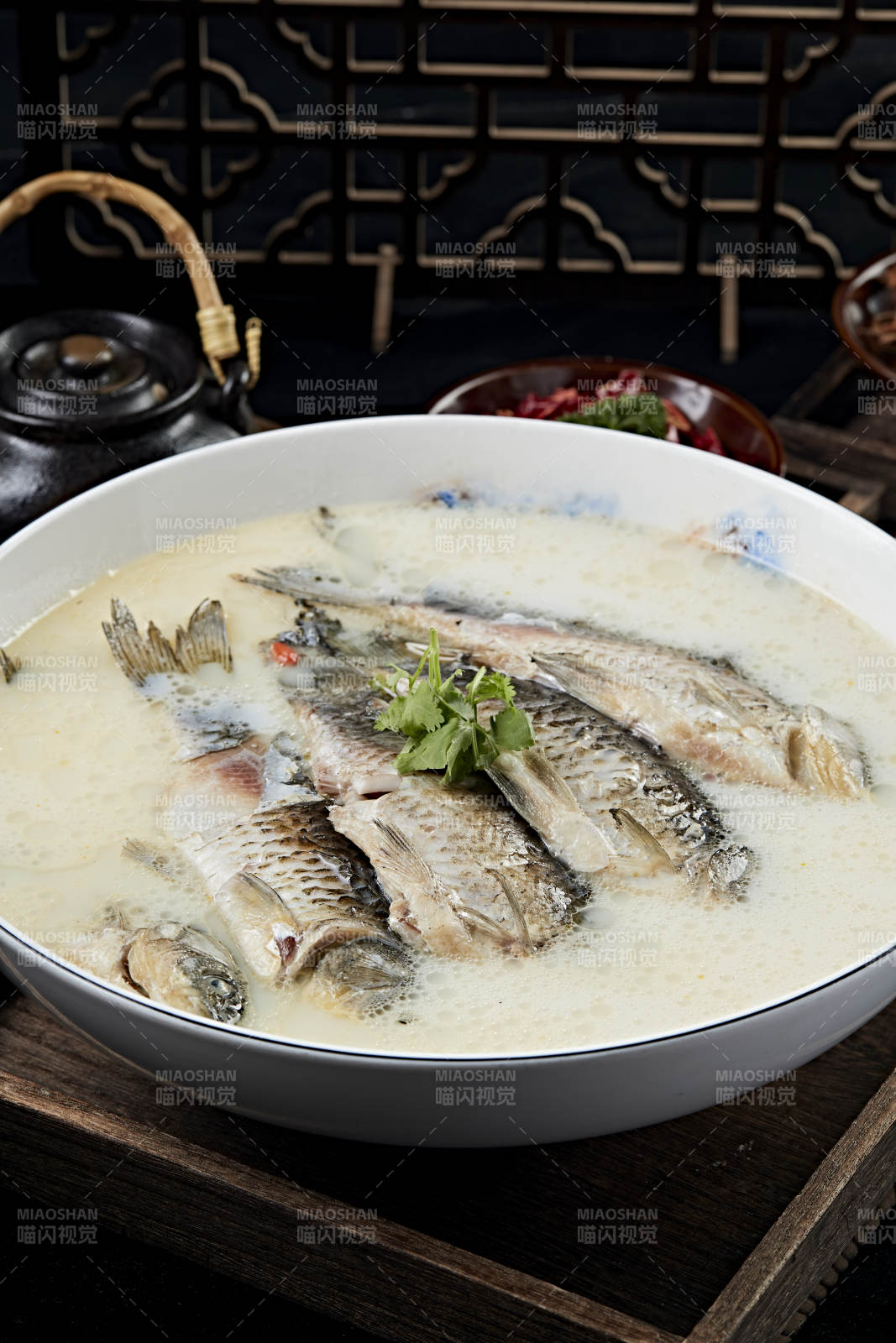 奶湯燉野生高背鯽魚