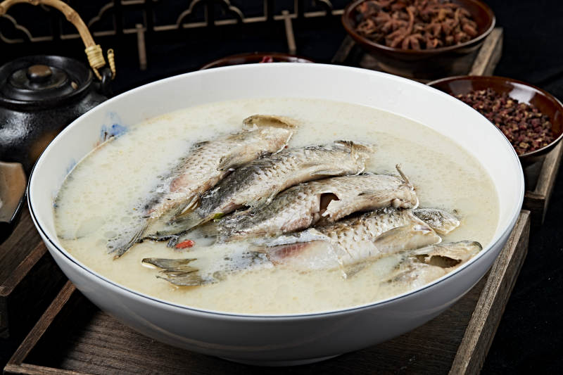 奶汤炖野生高背鲫鱼