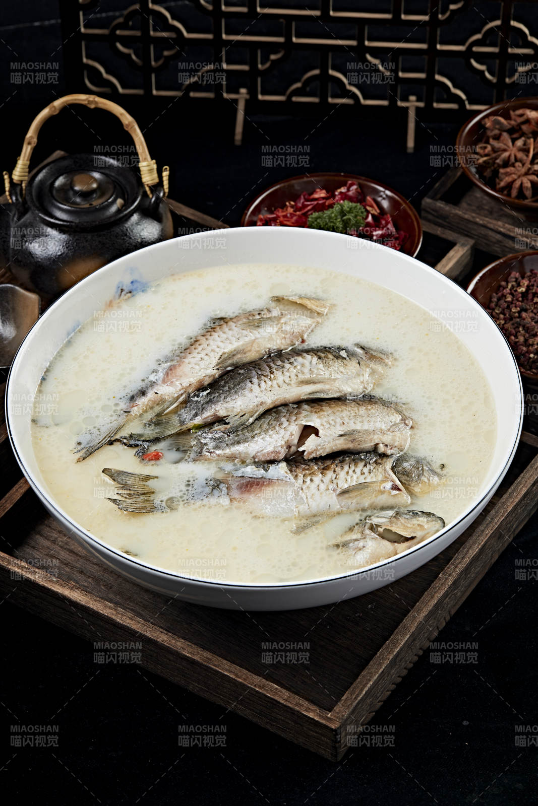 奶汤炖野生高背鲫鱼