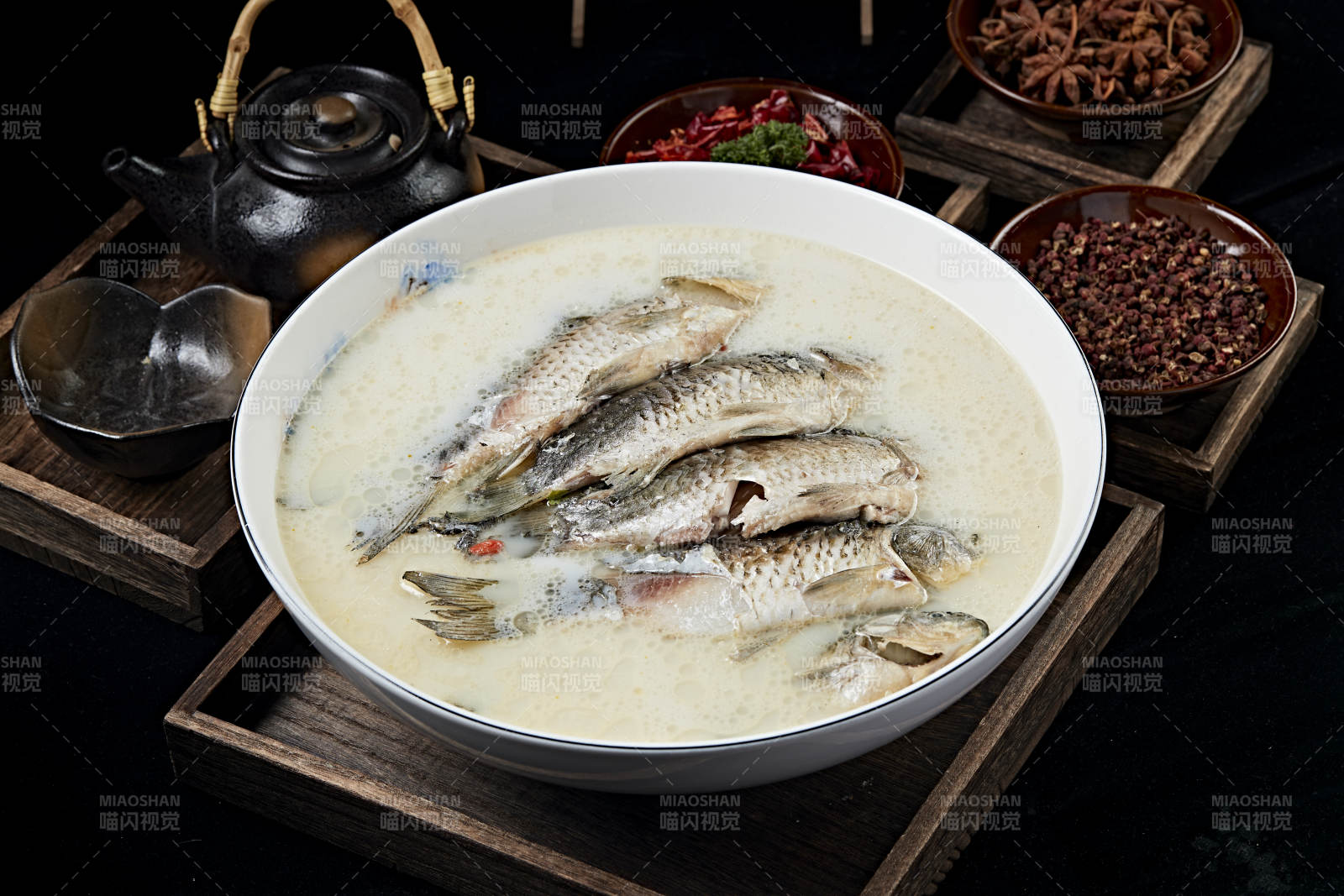 奶湯燉野生高背鯽魚