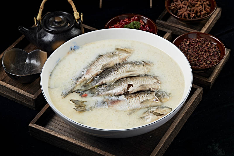 奶汤炖野生高背鲫鱼