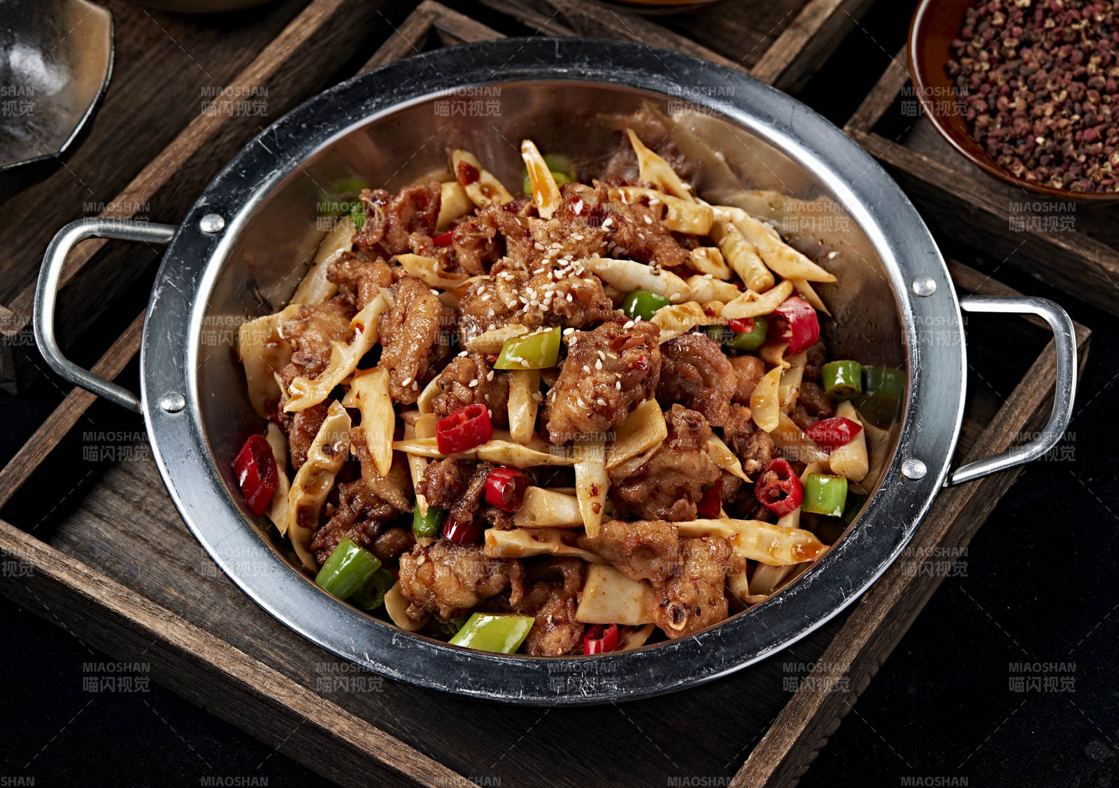 锅仔香辣青笋柴鸡块