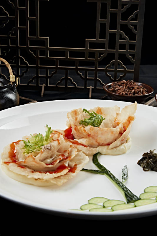 牡丹花造型的茄汁炸熘鱼片