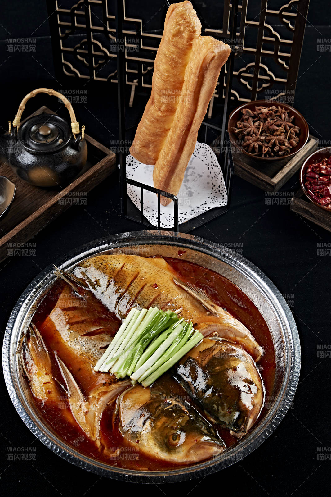 砂锅酱焖大鱼头配油条