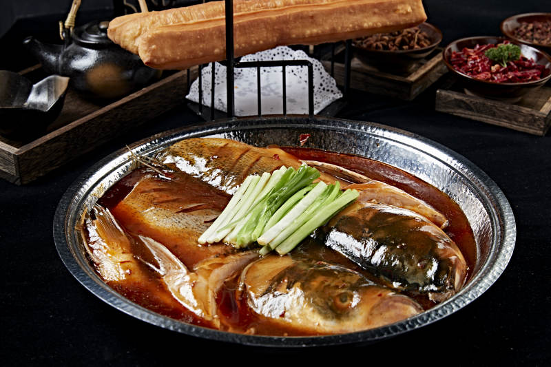 砂锅酱焖大鱼头配油条