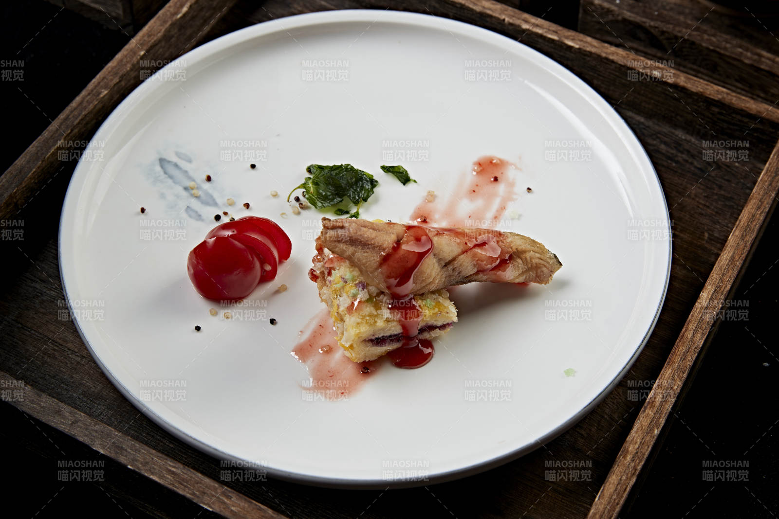 蓝莓果酱派配油炸鱼肉卷