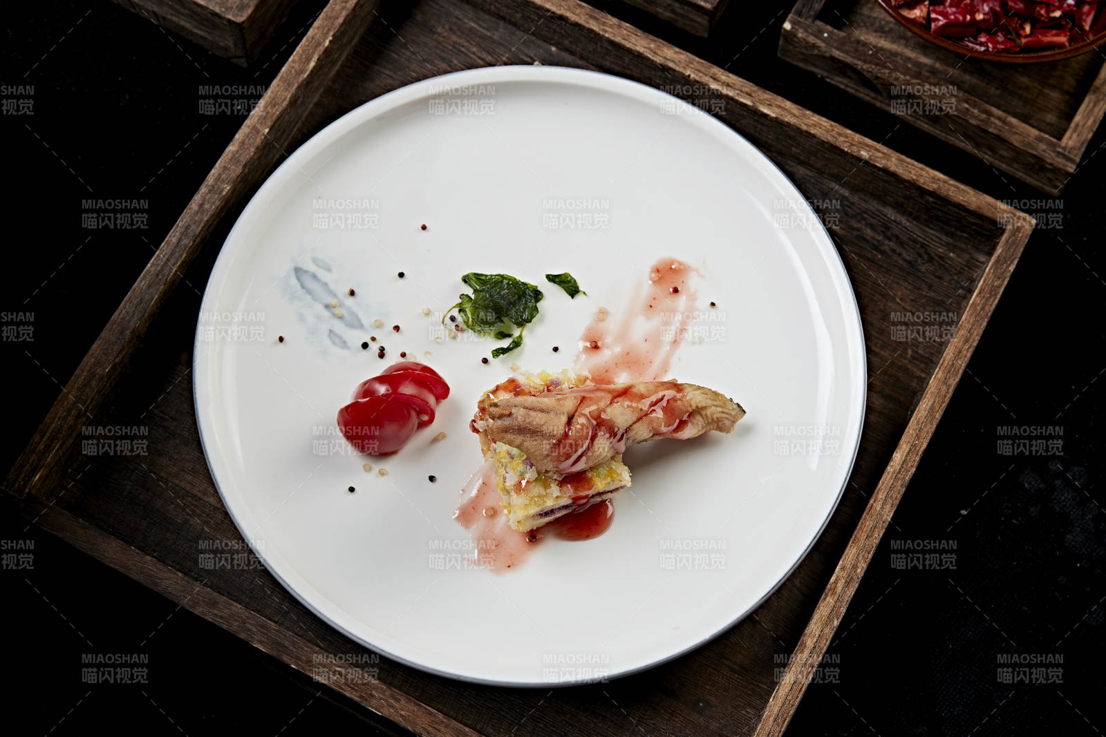 藍(lán)莓果醬派配油炸魚(yú)肉卷