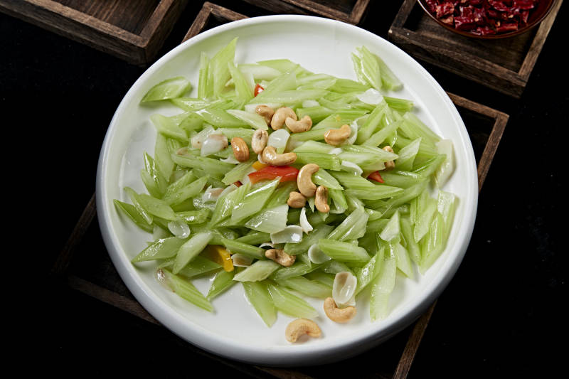 腰果百合烩西芹