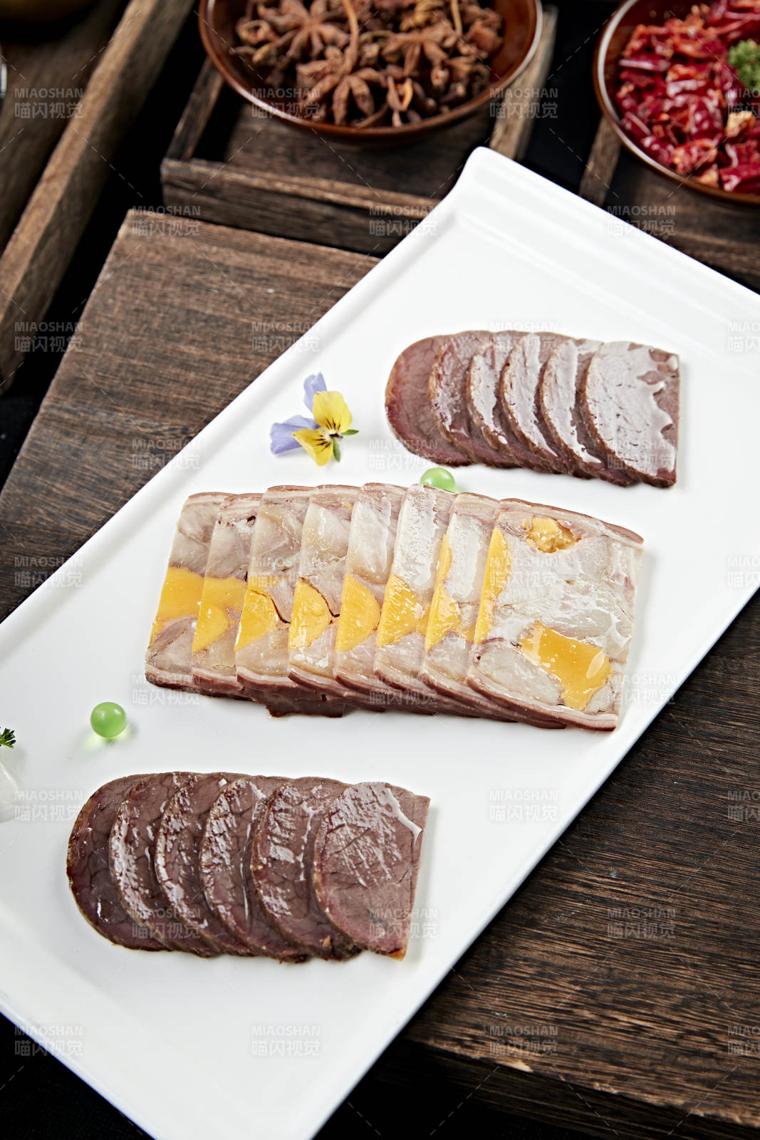 鹵味拼盤(pán)壓牛腱切片咸蛋黃壓肘花