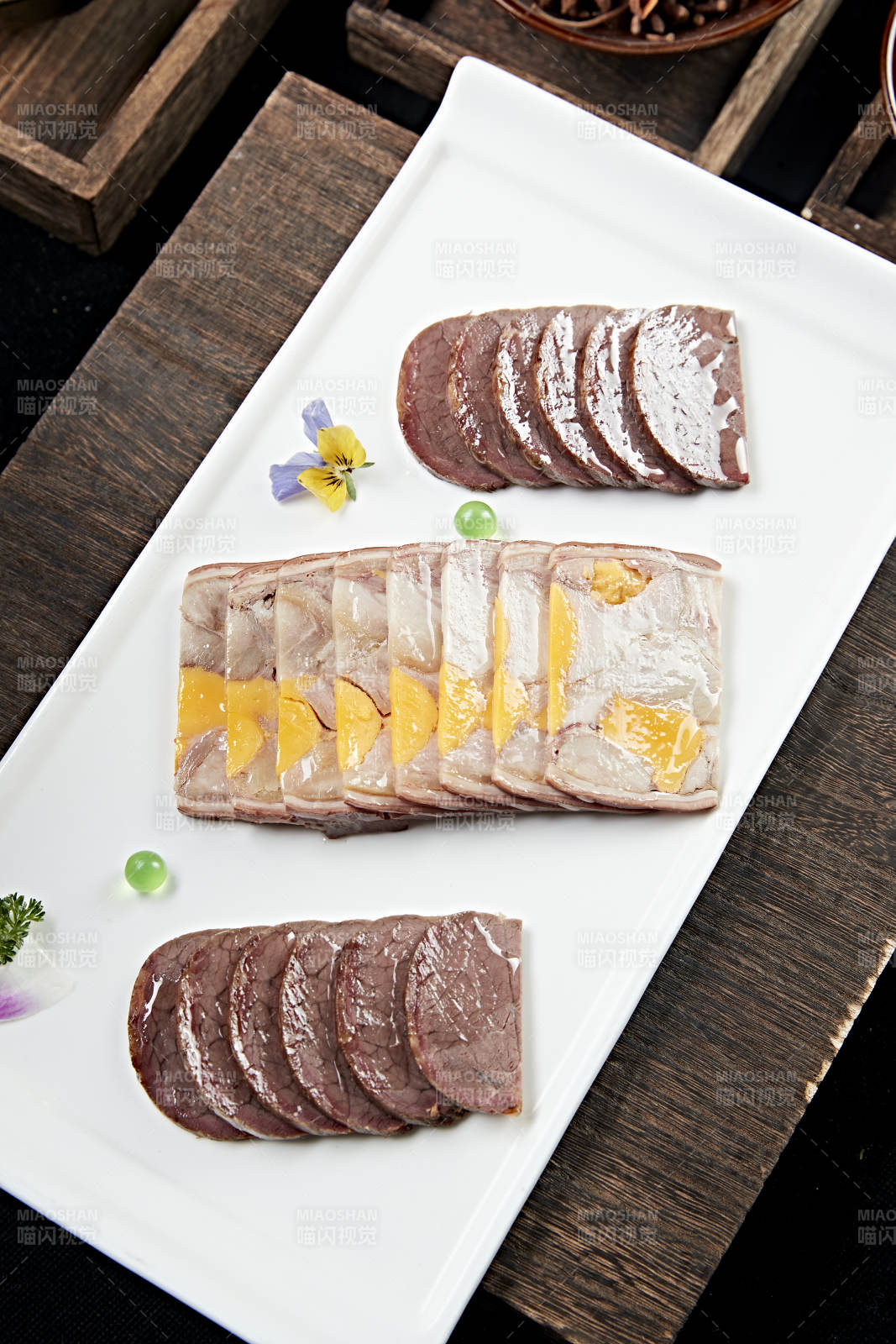 鹵味拼盤壓牛腱切片咸蛋黃壓肘花