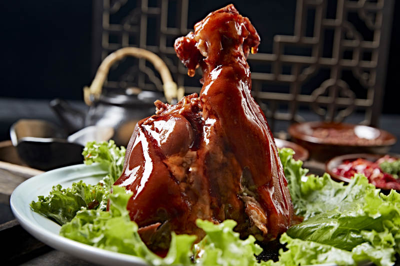 婚宴菜浇汁红焖肘子