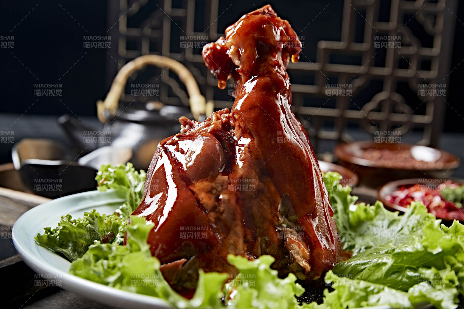 婚宴菜浇汁红焖肘子