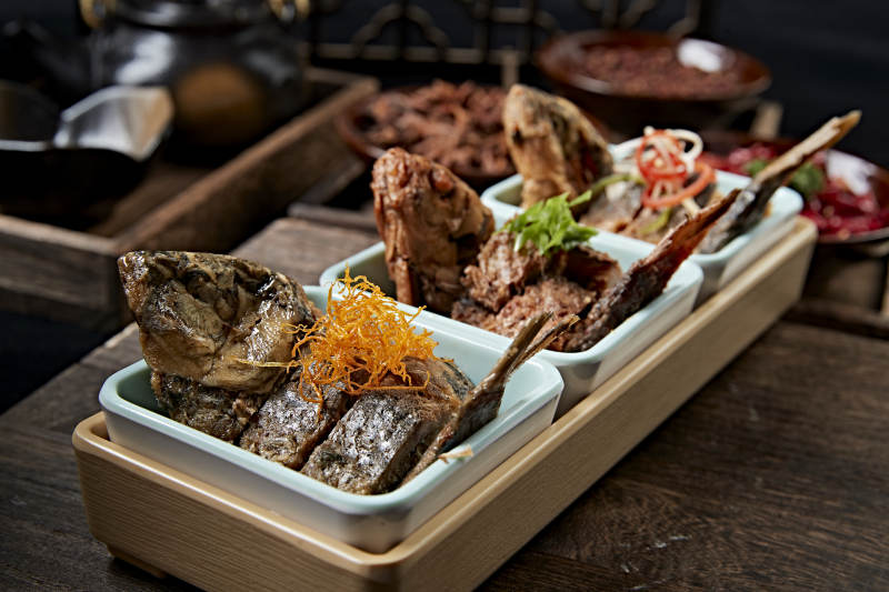 香酥炖野生高背鲫鱼