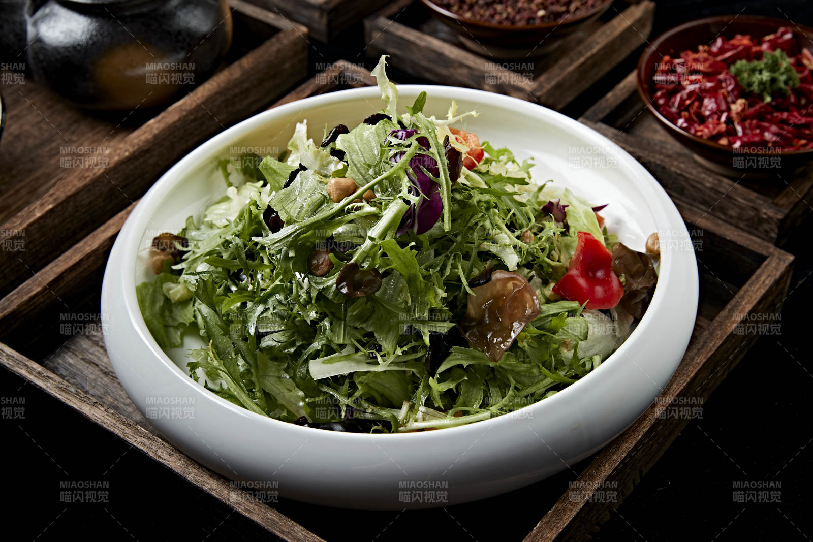 圓瓷盤(pán)裝的農(nóng)家拌菜