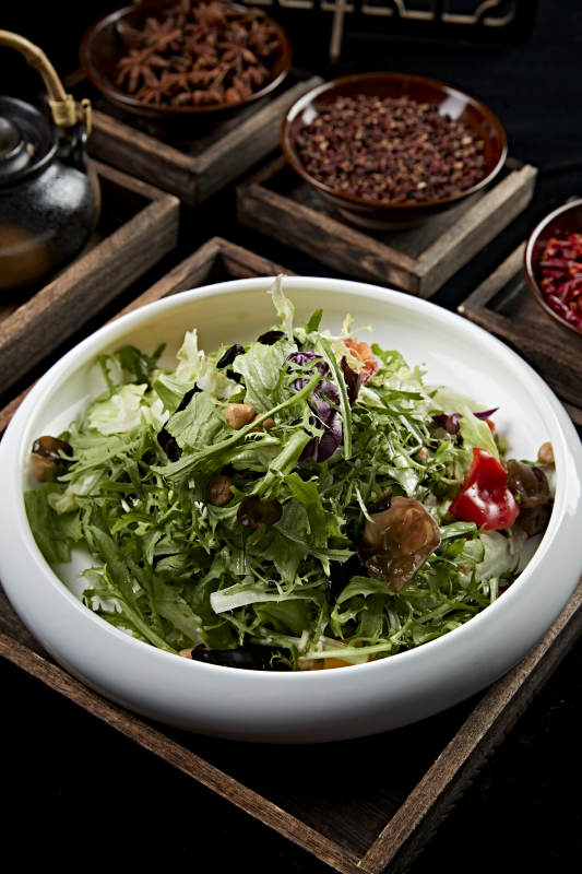 圓瓷盤裝的農家拌菜