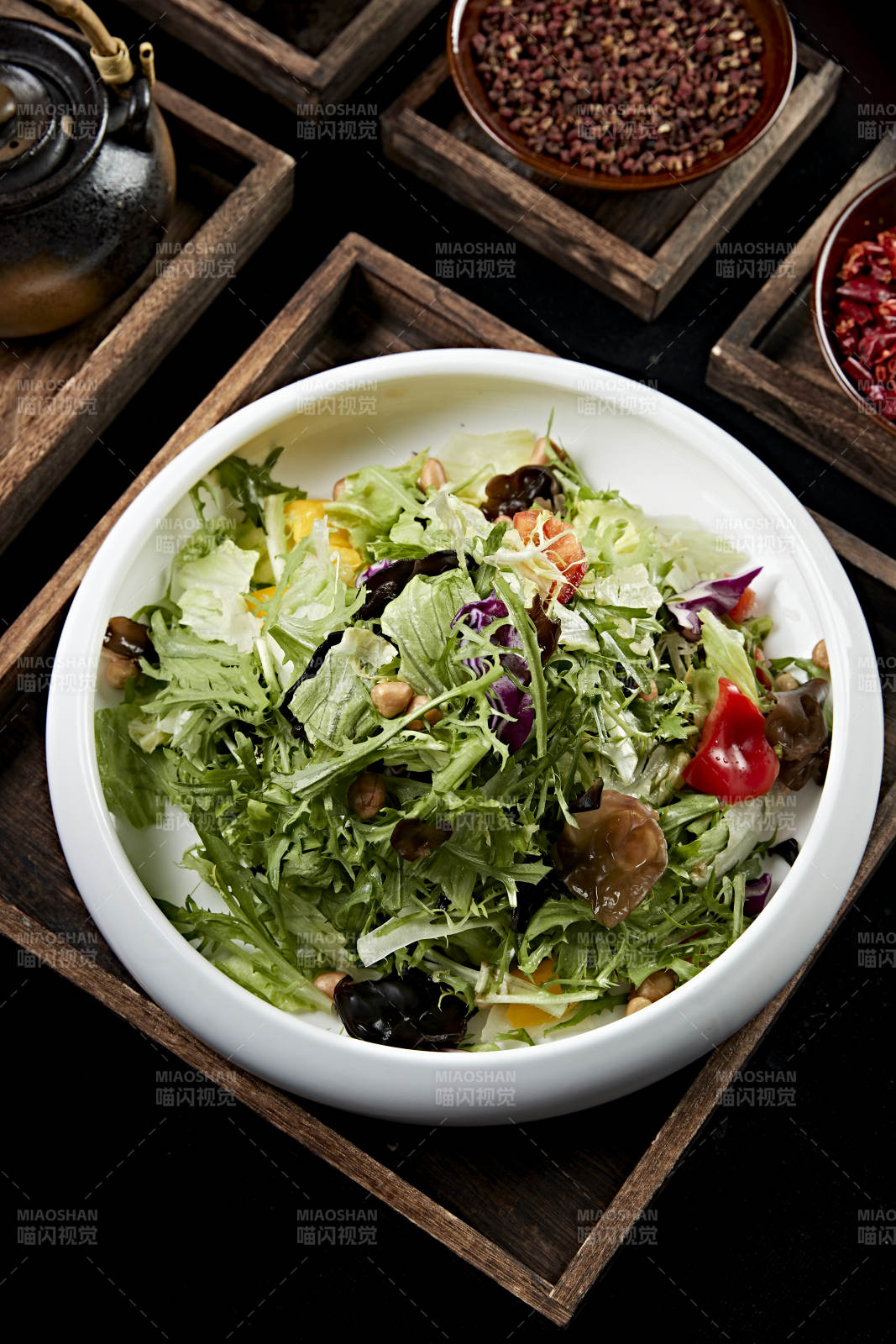 圓瓷盤裝的農家拌菜