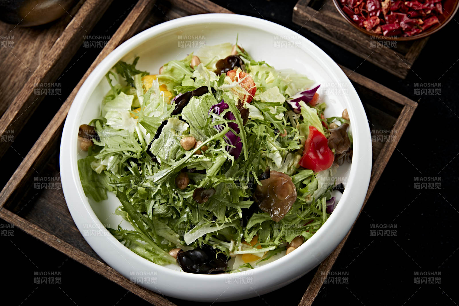 圓瓷盤裝的農家拌菜